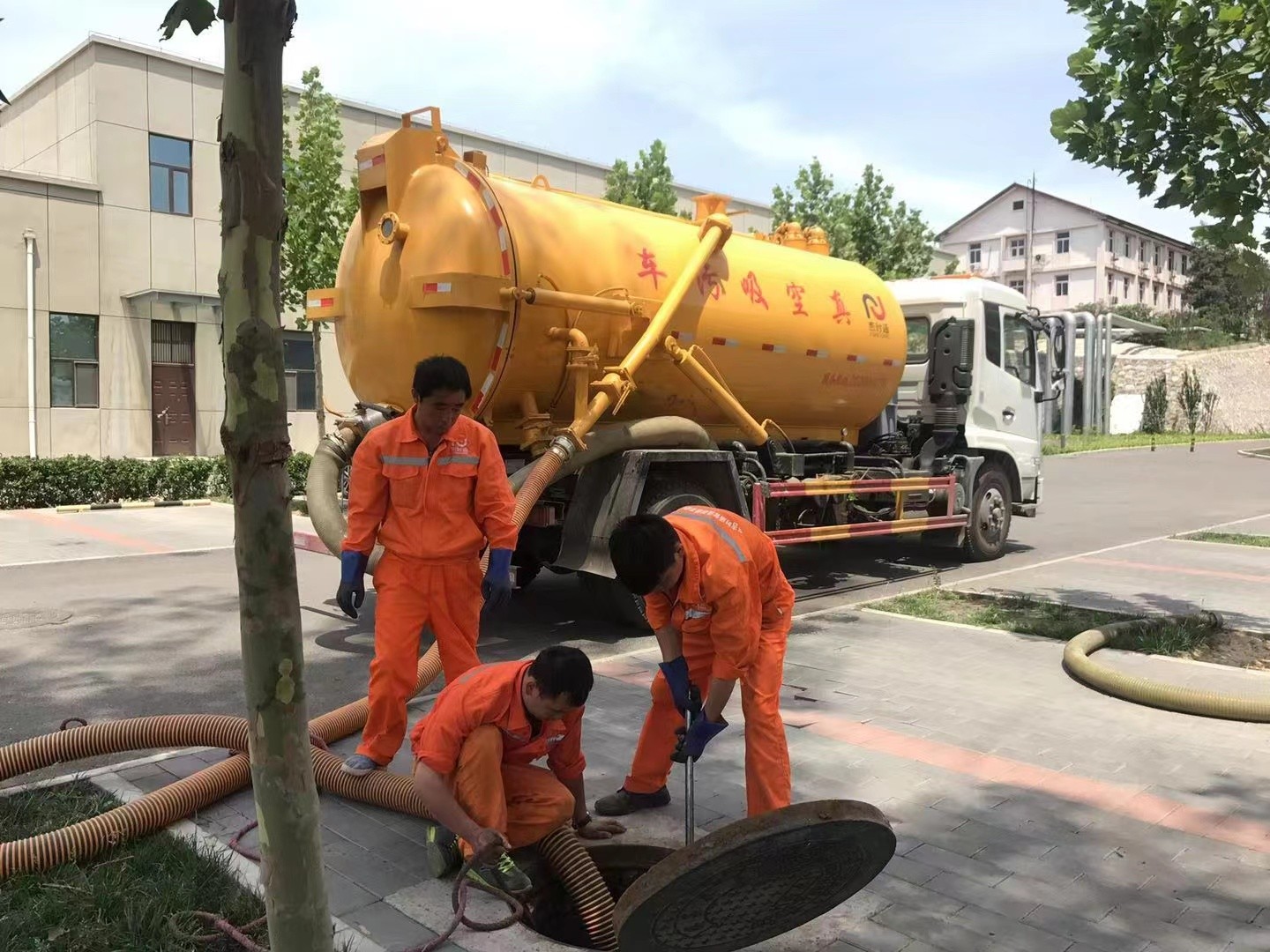 文登化粪池清理与5-8吨吸粪车施工效率分析